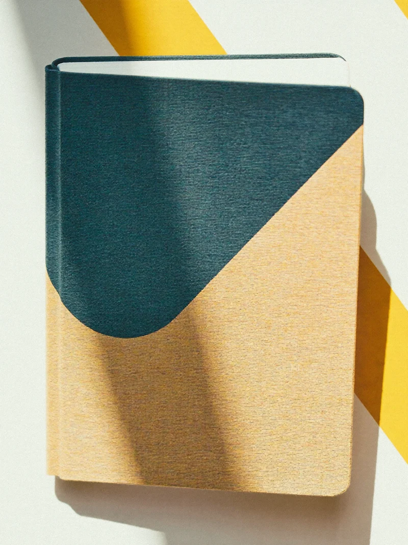 Illustrazione del quaderno in tela con dorso asimmetrico